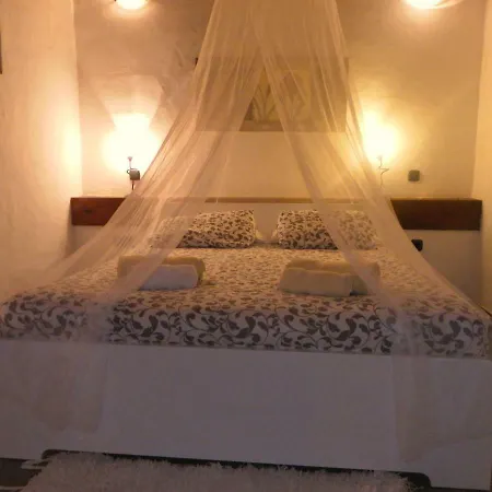 Flora וילה לאחארס